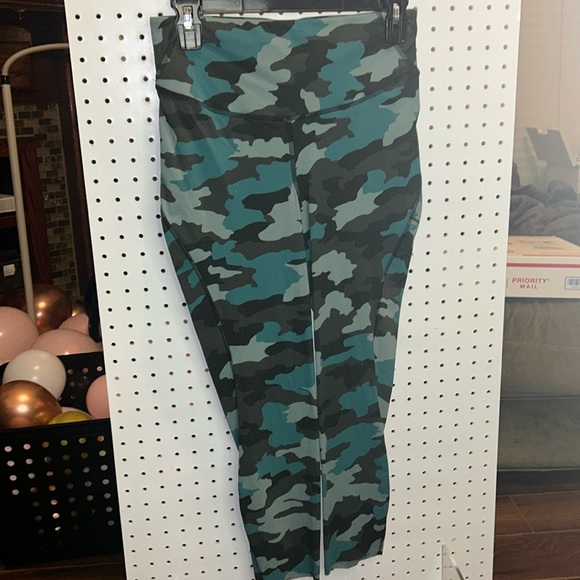 lululemon athletica Pants - LuLuLemon - Camo Leggings Ankle length Size 8